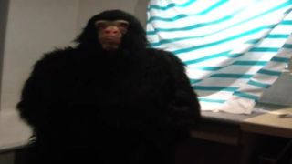 Cara de borracha masturbando em traje de macaco