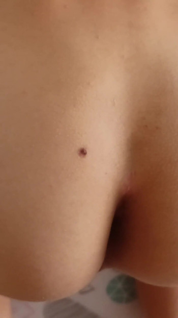 Femboy 青少年巨大的鸡巴与强大的精子喷泉在光滑美丽的屁股上!