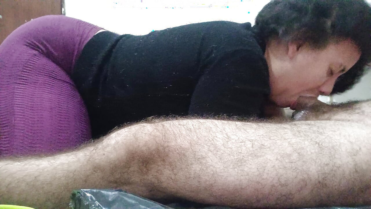 ΠΊΠΑ ΣΤΟ ΓΥΜΝΑΣΤΉΡΙΟ, ΦΤΆΝΕΙ ΔΙΨΑΣΜΈΝΗ ΓΙΑ ΜΙΑ ΒΡΕΓΜΈΝΗ ΠΊΠΑ