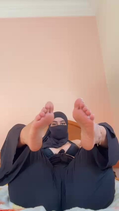 Muslim Hijab Makes You Beg for Her Arab Feet Soles So Filthy