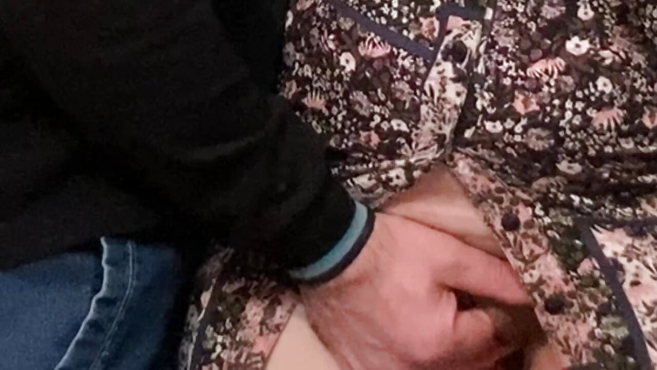 Estranho pervertido esfregando buceta em um metrô