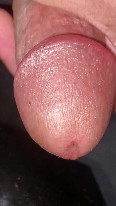 زبي ملتهب، وأريد أن أنيك شخصاً من أجل متعة الزب