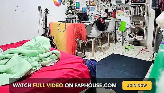 Nonton adik tiriku lagi mandi