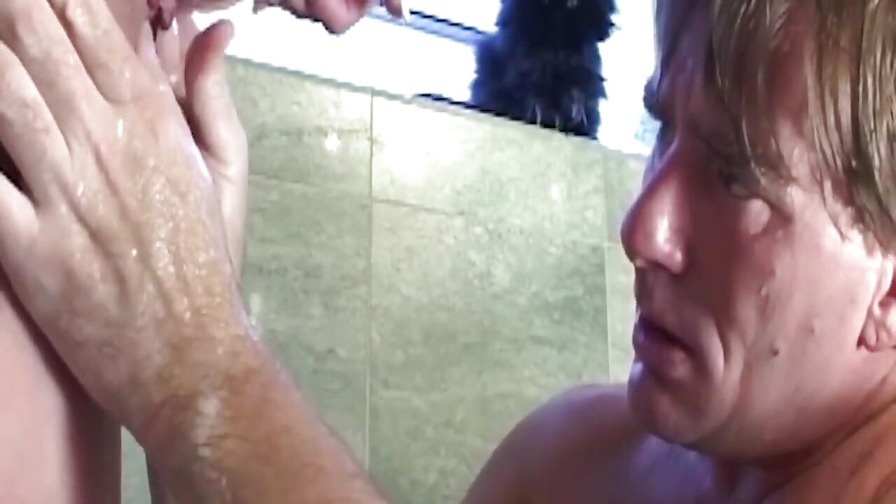 Madura rubia milf se agacha en una polla gruesa y extiende coño mojado