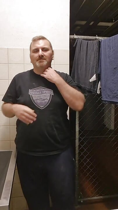 Des bandes d’ours gras et poilues dans la buanderie