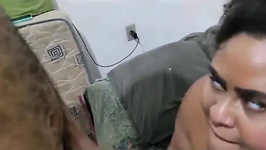 Ele geçirilmiş üvey kız kardeşim lezzetli bir şekilde sikildi.