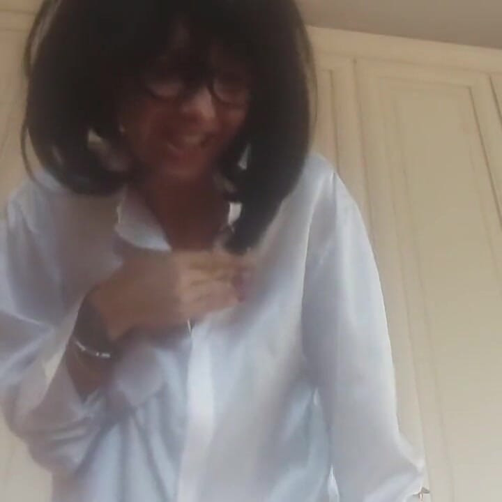 Ibu tiri Chantal Mengejutkan Awak Semasa Awak Memakai Seluar Dalamnya