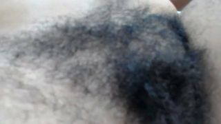 Волосатая зрелая пизда крупным планом, в любительском видео
