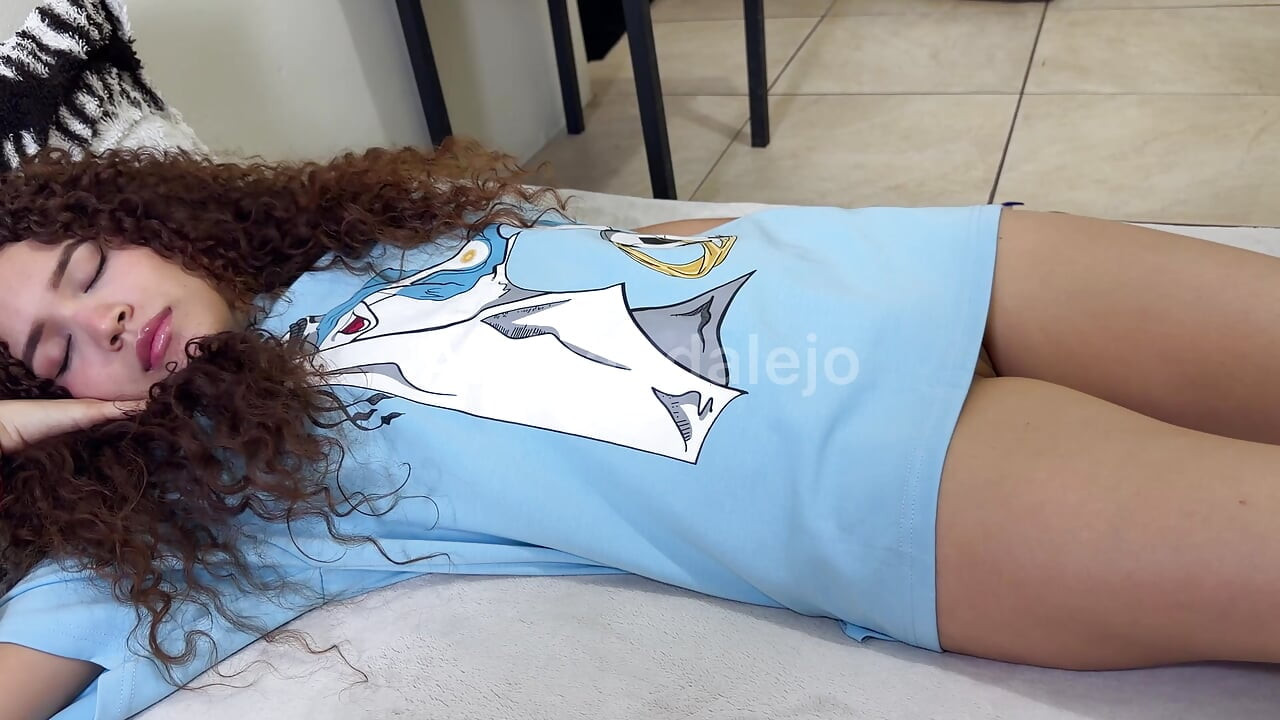 אחות חורגת לטינית שכחה ללבוש תחתונים למיטה - Alejaandalejo