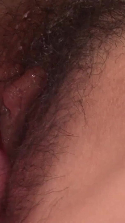 Kleine behaarte Asiatin bestellt sich einen Lover | Clip 1