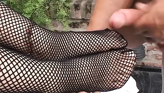 Outdoor-sex mit brünetter in netzstrümpfen