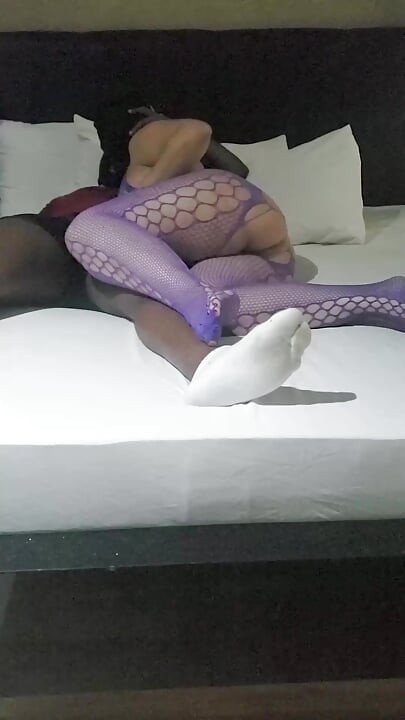 Međurasni biseksualni cuckold snima domaću ženu kako ljubi crnog ljubavnika i puši mu kurac