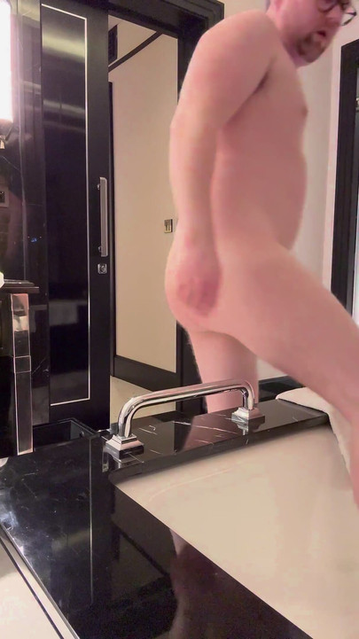 Trljanje guzice o dršku kade,