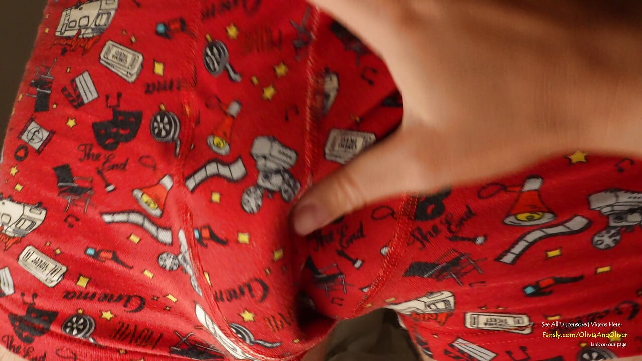 Miúda de Peitos Pequenos Grita Enquanto Ele a Fode com Intensidade