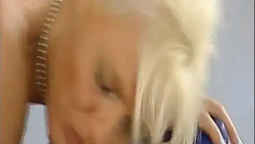 Немецкая блондинка-пума использует игрушки и делится в винтажном тройничке ЖЖМ