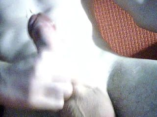 Junger Typ masturbiert vor der Webcam