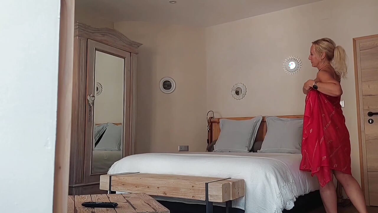 Красива блондинка зріла отримує задоволення в ліжку