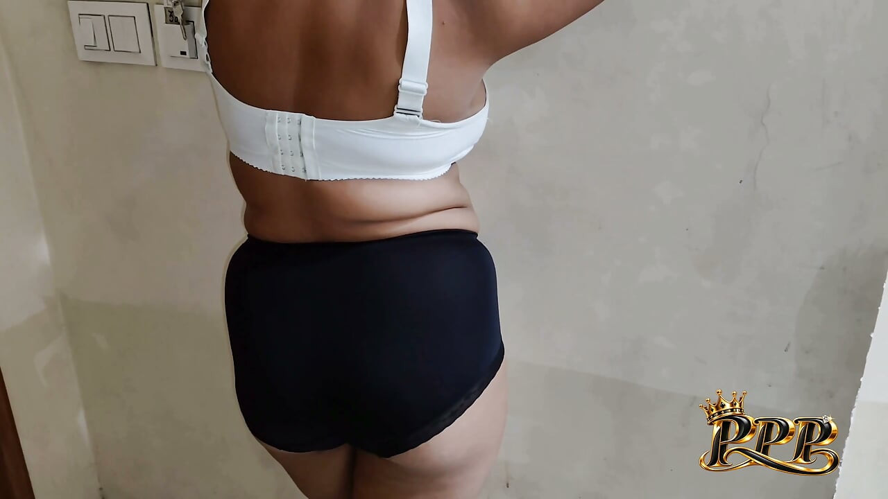 Người mẫu xinh đẹp kiểm tra âm hộ của bạn trai