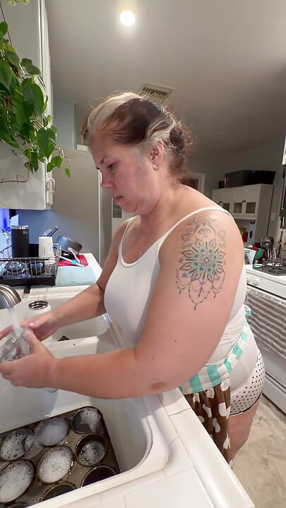 Hot Mom Maxine in apron washing the dishes and stripping, masturbating and squirting plus wet t-shirt - SO HOT!!!