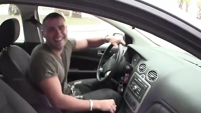 בייב מדהימה יודעת את דרכה סביב הזין