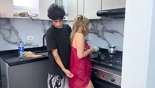 Ich nutze die Tatsache, dass niemand zu hause ist, zu meiner stiefmutter hart in der Küche.