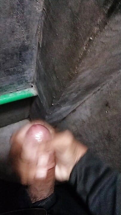 Dečak iz kupatila masturbira