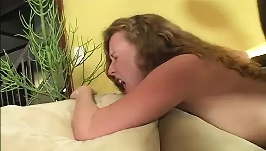 Рыжая тинка не может получить достаточно черного монстра