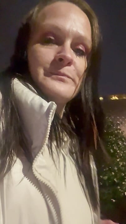 Une aide-soignante jouit dans les toilettes publiques en pause