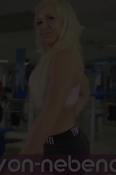 Sarkık memeli siyah saçlı Alman orta yaşlı seksi kadın naylon çorapla özel olarak sikişiyor