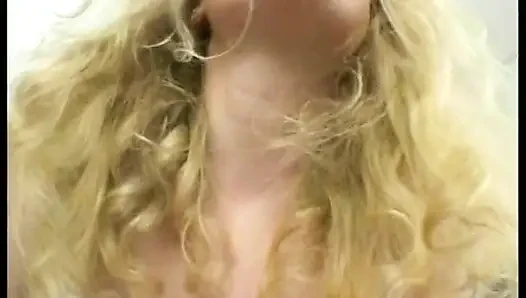 Blondine in strümpfen masturbiert, bevor sie den schwanz des casting-agenten lutscht und reitet