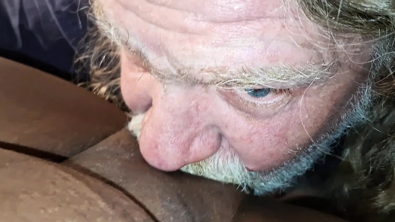 娇小的蓝色讨厌尝试阴户泵！