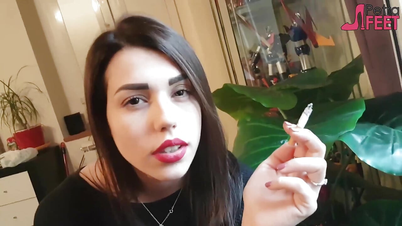 Fumar en primer plano con una hermosa chica