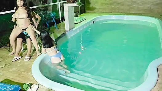 Флагра! Пойман Двумя Брюнетками, Мастурбирующими В Общественном Бассейне Кондоминиума