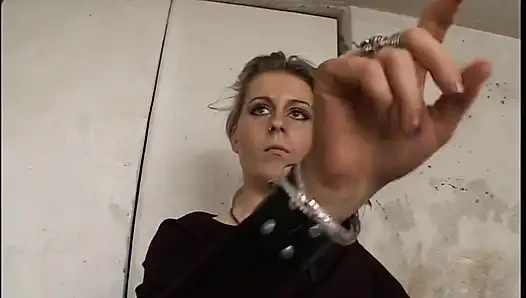 Sarışın bebeğin vahşi çamaşır odasında elle muamele ve orgazm