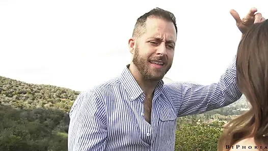 Araba bozulurken mahsur kalan adam biseksüel çift tarafından baştan çıkarılıyor