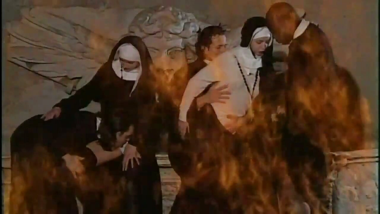 Sort og hvid nonne anal orgie i klostret