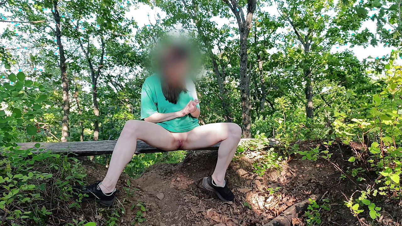 Pantat telanjangku di taman hutan. Pamer tubuhku sambil bugil!