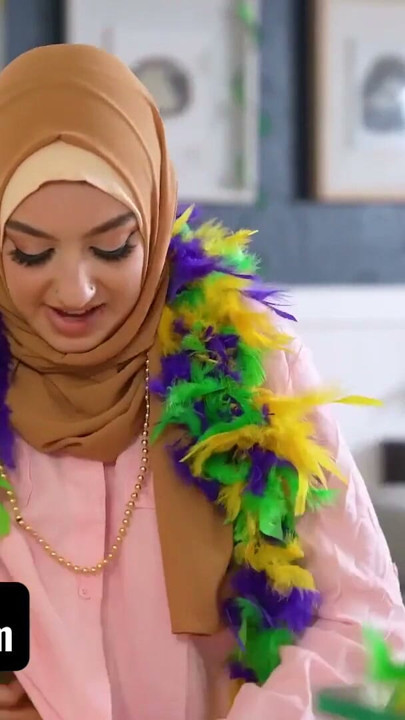 Muslim Babe Violet Gems świętuje Mardi Gras Z niechlujnym wytryskiem na jej ładną twarz - hidżab podłączenie | Klip 2