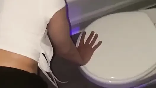 Aile Partisi Sırasında Minik Genç Üvey Kız Kardeşini Sikiyor