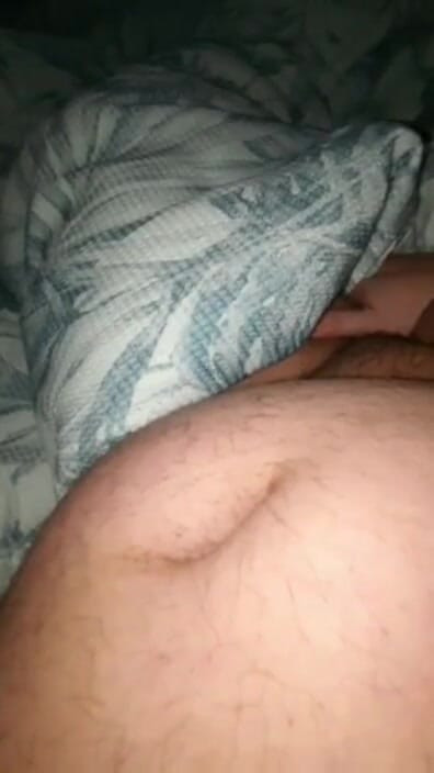Une belle-mère choque sa belle-fille en branlant la bite de son beau-fils au lit | Clip 1