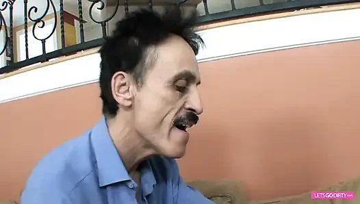 Kötü üvey babam beni sikmek için evde kalmamı sağlıyor