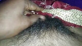 sari içinde parmaklıyor