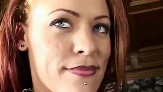 Heiße Rothaarige in Fishnets: Intensiver Sex