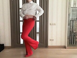 Pantalon rouge évasé et chemisier blanc sur une transsexuelle transsexuelle femboy prête pour le travail de secrétaire et une soirée scolaire