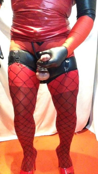 Sissy troia rossa si masturba con un grosso cazzo e scopa il buco del culo