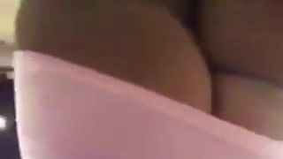 Lei stuzzica il suo grande culo in un mini abito rosa.