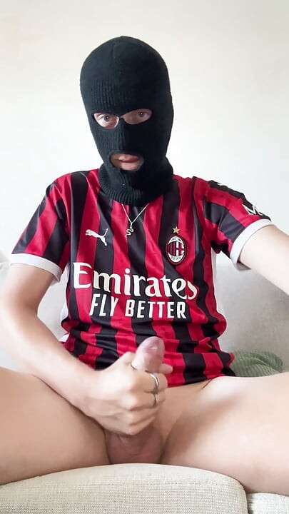 Futbolcu Kardeş Yükünü Fışkırtıyor