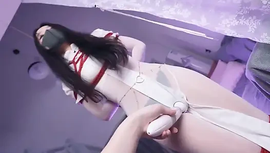 Мисс 20 - девушка в белых чулках была доведена до оргазма вибратором и щекочут ее ступни