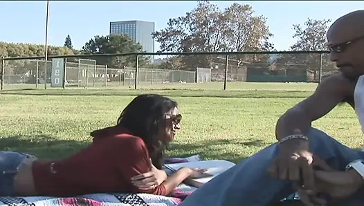 Сильная полдная дырка для траха возбужденной телочки-шкатулка выглядит маленькой, полной спермы