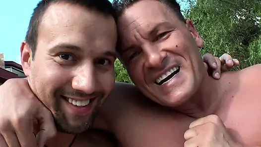 Açık Havada Sarışın Çifte Penetrasyon Havuz Başı Tutkusu